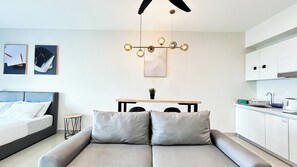 Studio | Iron/ironing board, bed sheets