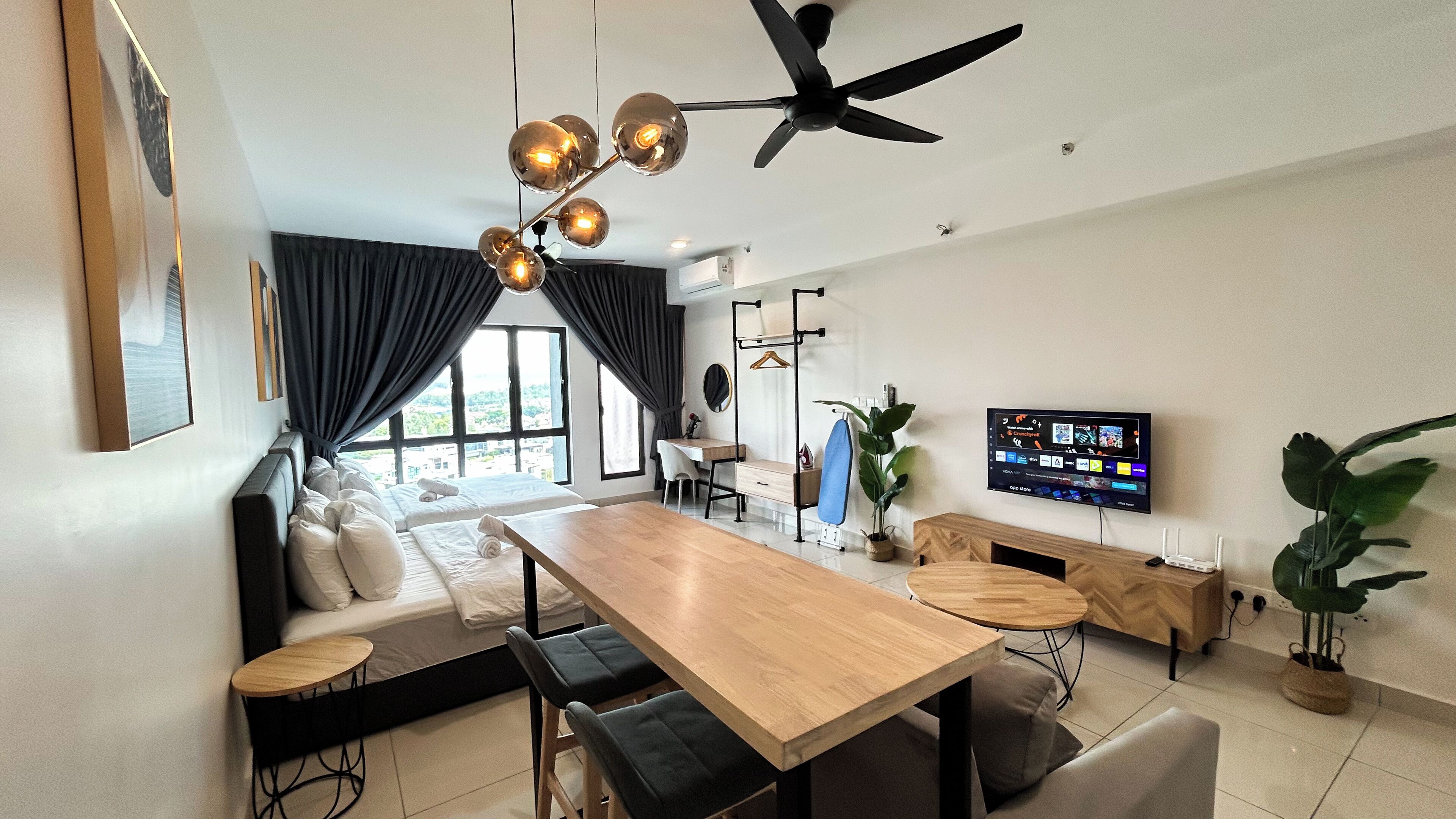 Iron/ironing board, bed sheets