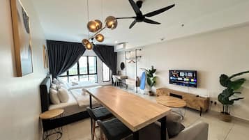 Iron/ironing board, bed sheets