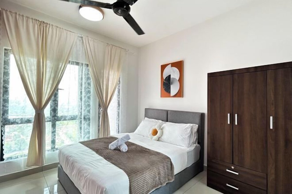 Un dormitorio moderno con cama, cortinas, ventilador de techo, armario y una obra de arte en la pared.