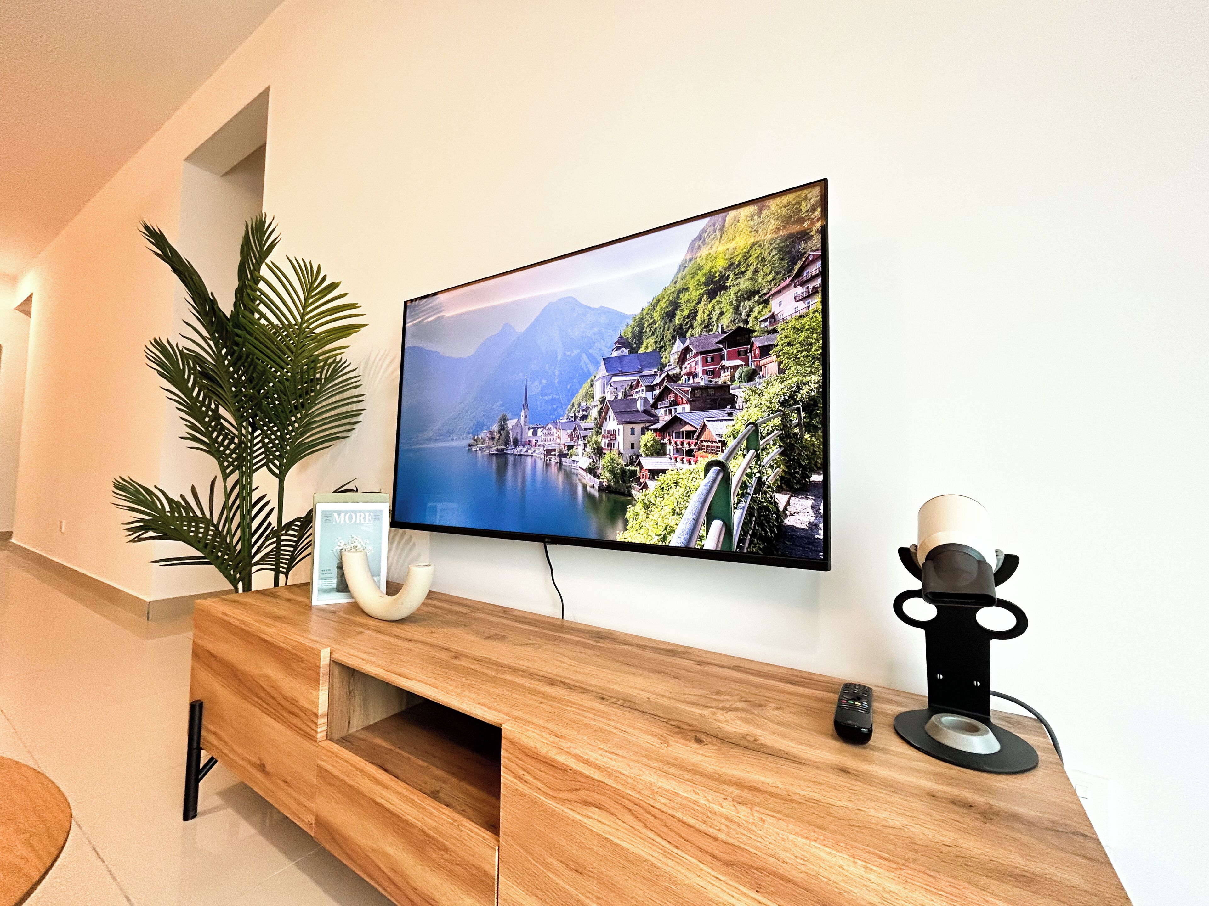 Standard Apartment, 3 Bedrooms | Ruang tamu | 40 inci televisyen skrin rata dengan kabel 