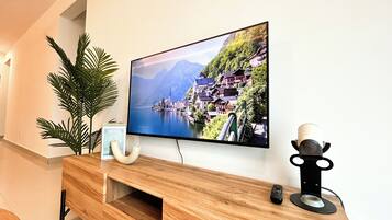 Standard Apartment, 3 Bedrooms | Ruang tamu | 40 inci televisyen skrin rata dengan kabel