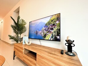 Standard Apartment, 3 Bedrooms | Ruang tamu | 40 inci televisyen skrin rata dengan kabel 