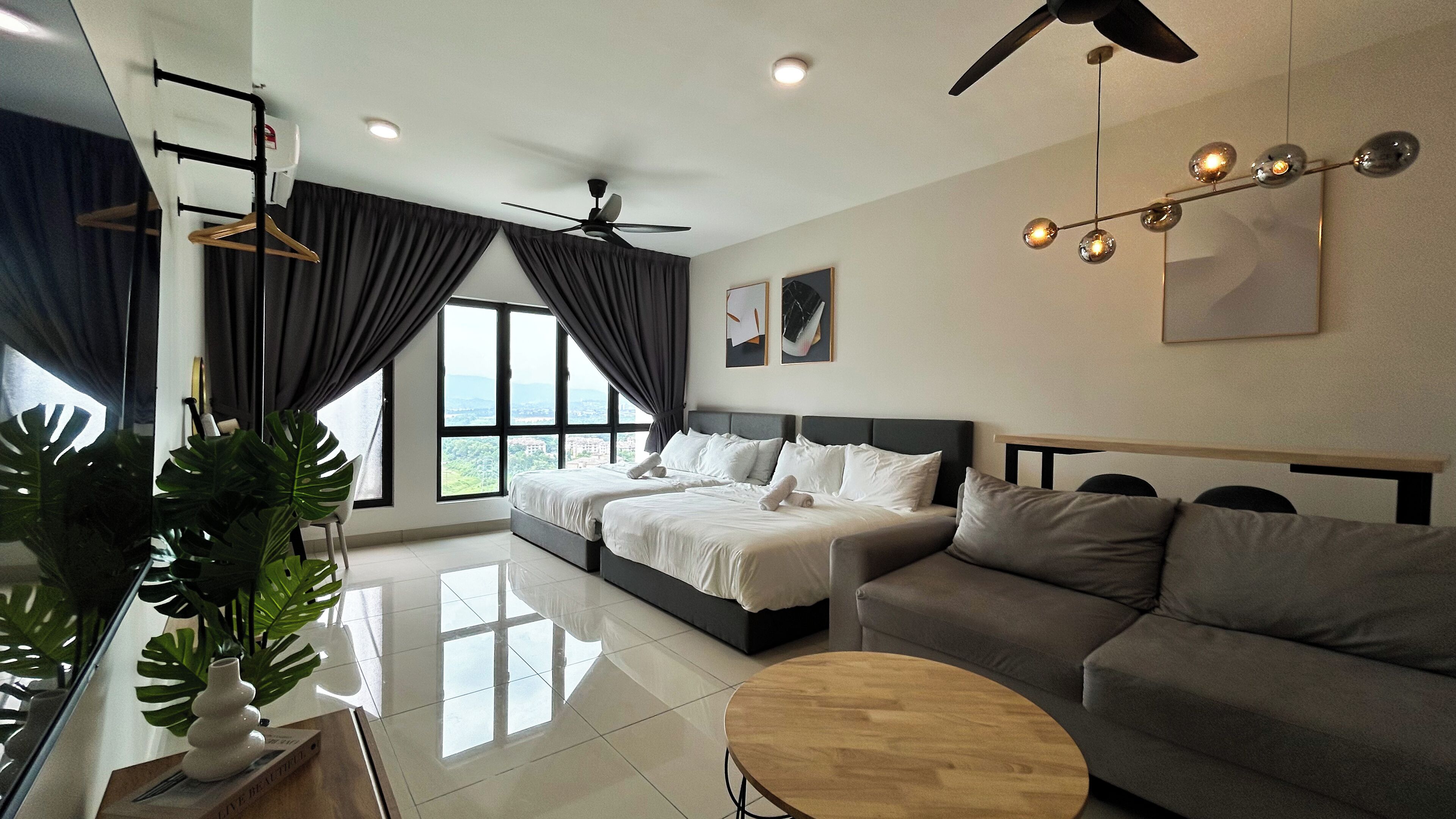 Studio Suite Deluks | Ruang keluarga | Televisi layar datar 40-inci dengan saluran TV kabel