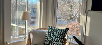 Gemütliches Ferienhaus mit Blick auf Wasser und Wald. Haustierfreundlich.