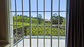 Villa, varias camas, balcón, vista a la montaña | 1 habitación, ropa de cama de alta calidad y camas Tempur-Pedic