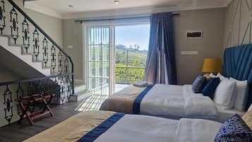 Villa, varias camas, balcón, vista a la montaña | Vista desde la habitación