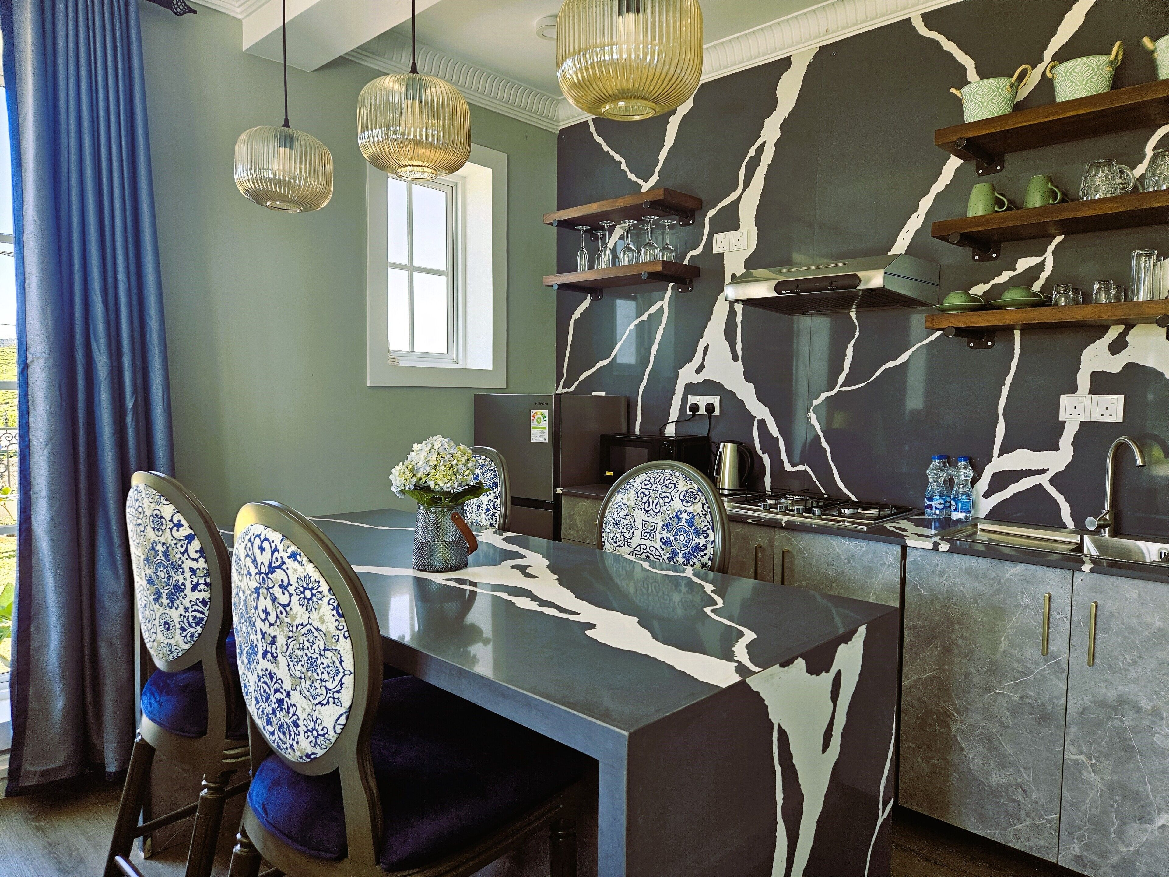 Villa, varias camas, balcón, vista a la montaña | Cocina privada | Refrigerador, microondas, horno y tetera eléctrica 