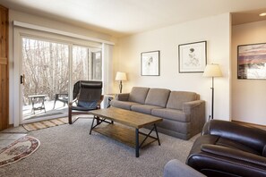 Condo, 2 phòng ngủ | Khu phòng khách