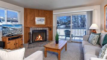 Condo, 2 Bedrooms | Living area