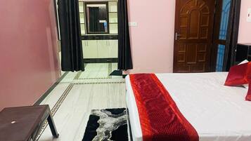 Deluxe Room | Desk, free WiFi