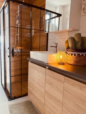 Suite – deluxe, 1 soverom, balkong, sjøutsikt | Bad