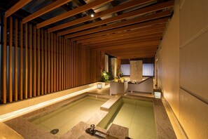 Separate tub and shower, hair dryer, bathrobes, slippers - Hotel Benoa Resort (Kobe)