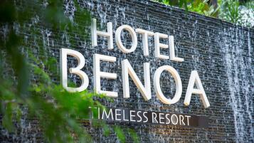 Señal de Hotel Benoa, con un paisaje de cascada de fondo.