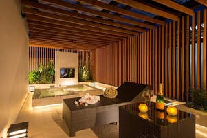 獨立浴缸和淋浴設備、吹風機、浴袍、拖鞋