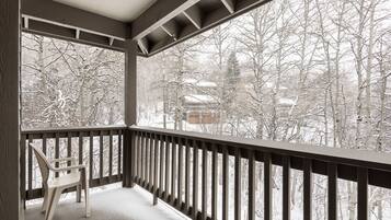 Condo, 3 Bedrooms | Property grounds