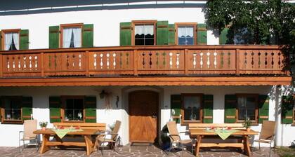 Vacation apartment, 2-4 persons, 80 square meters, shower/WC, balcony, TV, WLAN, 2 bedrooms, non-smoking, upper floor, breakfast possible.