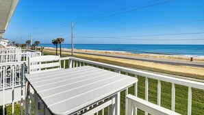 Een balkon met uitzicht op het strand en de oceaan.