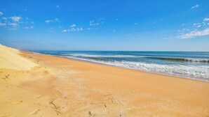 Een strand met een heldere lucht en rustige zee.
