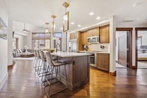 Condo, 3 Bedrooms | Private kitchen | Fridge, oven, coffee/tea maker, toaster