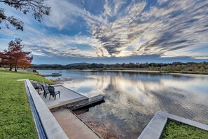 Terrace/patio - Pecan Sandy - Lakefront home w/ views and kayaks! (Kingsland)