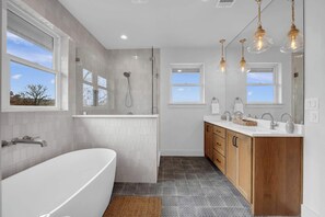 Shower, hair dryer, towels, shampoo - Pecan Sandy - Lakefront home w/ views and kayaks! (Kingsland)