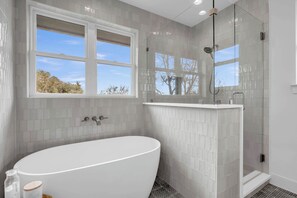 Dusche, Haartrockner, Handtücher, Shampoo