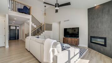 TV, fireplace