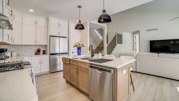 Fridge, microwave, stovetop, dishwasher
