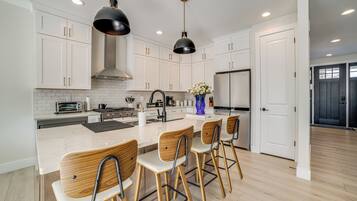 Fridge, microwave, stovetop, dishwasher