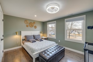 5 habitaciones, escritorio y tabla de planchar con plancha