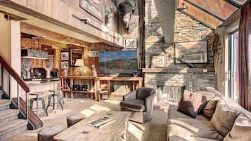 Condo, 6 Bedrooms | Living area