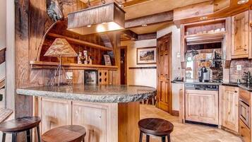 Condo, 6 Bedrooms | Private kitchen | Fridge, oven, coffee/tea maker, toaster