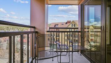 Condo, 2 Bedrooms | Property grounds