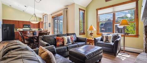 Condo, 3 habitaciones | Área de sala de estar