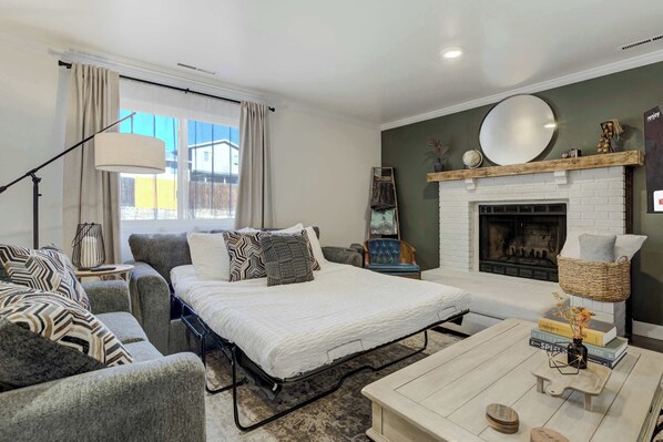 3 bedrooms, iron/ironing board, WiFi, bed sheets