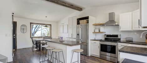 Refrigerador, microondas, horno y parrilla de estufa