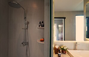Luxury Villa, 3 Bedrooms, Pool View | Bathroom | Towels, soap, shampoo, toilet paper - Sierra Vista 1 Ubud (Sukawati)