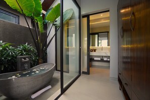 Luxury Villa, 3 Bedrooms, Pool View | Bathroom | Towels, soap, shampoo, toilet paper