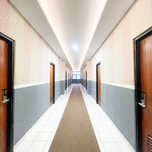 Chambre Standard Double ou avec lits jumeaux | Bureau, espace de travail pour ordinateur portable, rideaux occultants