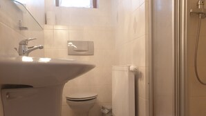 A bathroom with a sink, toilet, and shower. - Siegmundsburger Haus Werraquelle here Apartment "Traumwelt" family- / pet-friendly (Siegmundsburg)