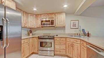 Condo, 1 Bedroom | Private kitchen