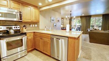 Condo, 3 Bedrooms | Private kitchen