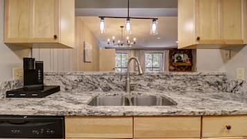 Condo, 3 Bedrooms | Private kitchen