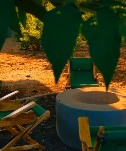 3 bedroom 
Warm shower
kitchen
Secured
Packing 
Fast internet wifi
Generous host