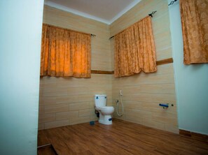 Haartrockner, Handtücher, Seife, Toilettenpapier