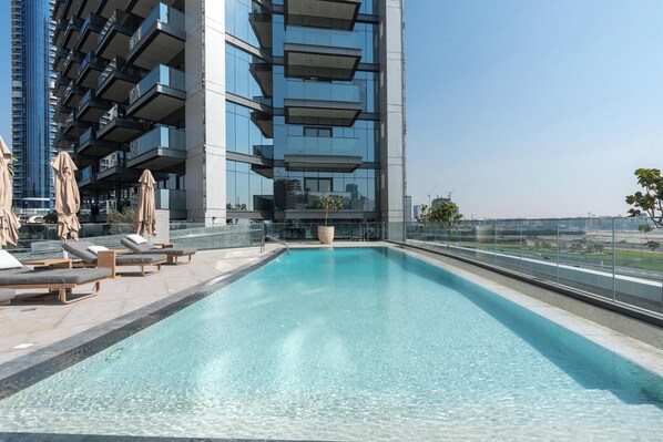 Una piscina al aire libre