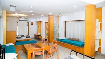 Comfort Shared Dormitory | Desk