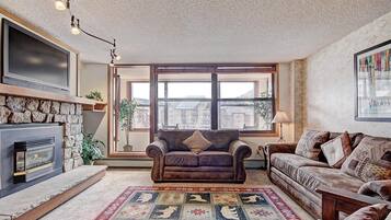 Condo, 2 Bedrooms | Living area