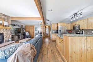 Condo, 3 Bedrooms | Interior